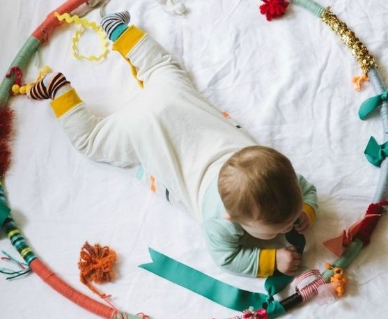 Permainan edukatif untuk bayi sensory play