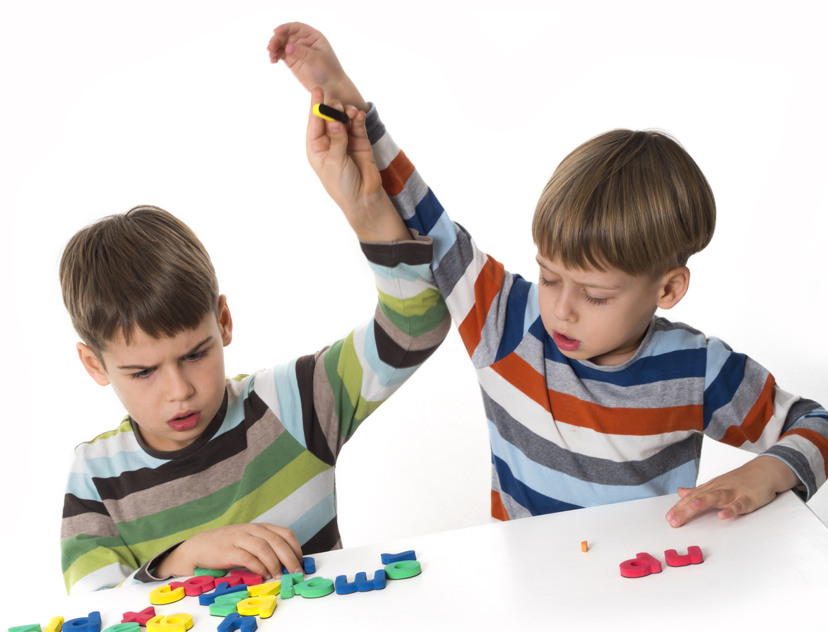 Balita rebutan mainan