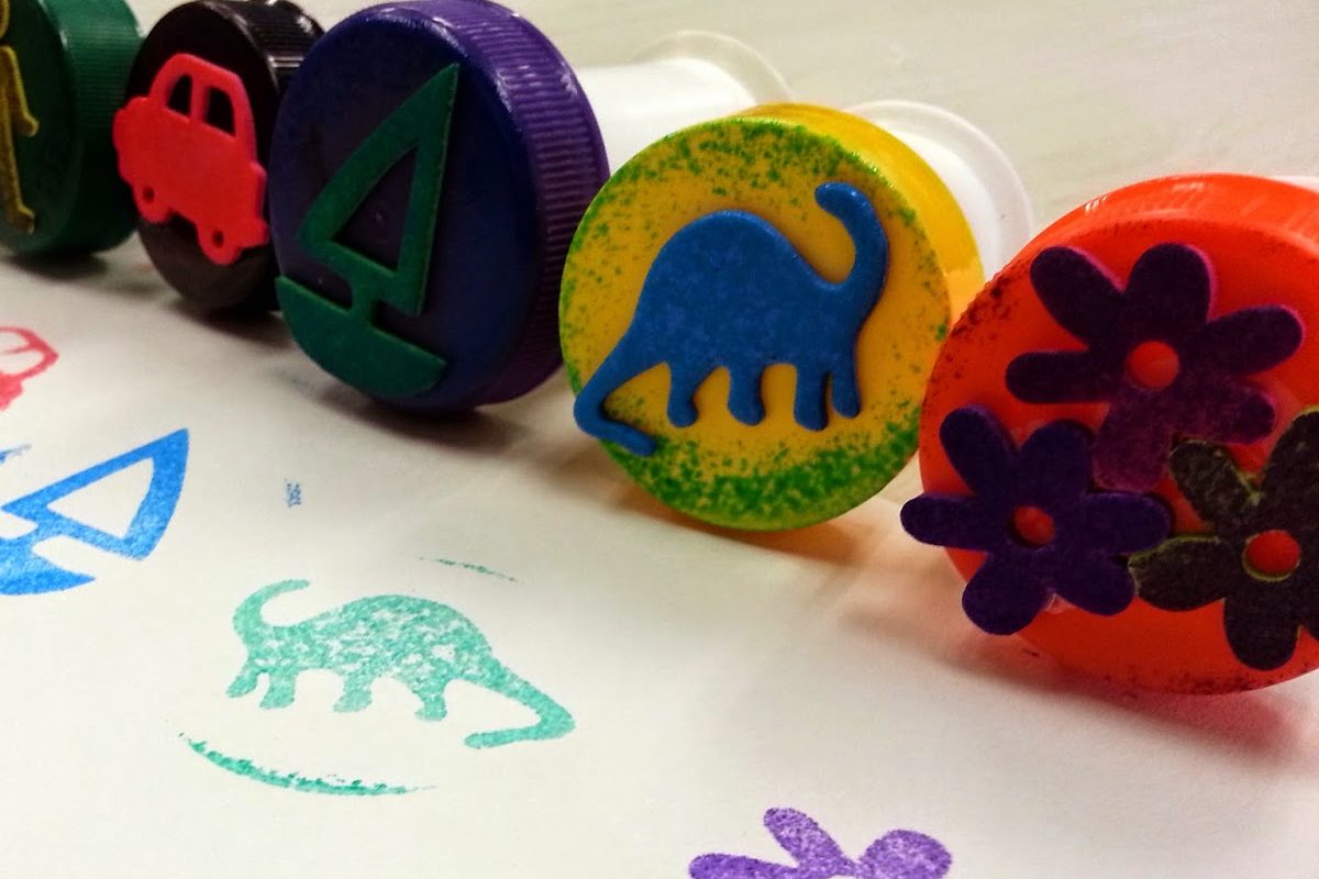 Kreasi stempel dari tutup botol untuk balita